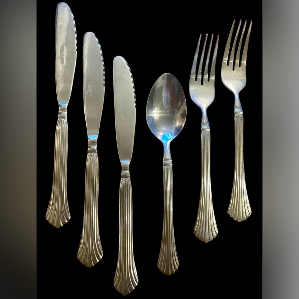 GIBSON flatware - CLAMSHELL pattern - 6 pc. lot: 3-knives, 1 soup spoon, 2 forks